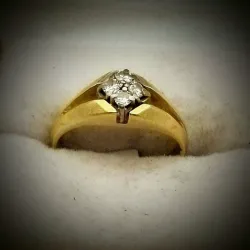 Anillo con un rombo con brillante pequeños