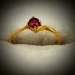 Anillo con un rubí redondo