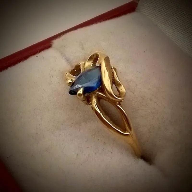 Anillo Con una Almendra en Color Azul