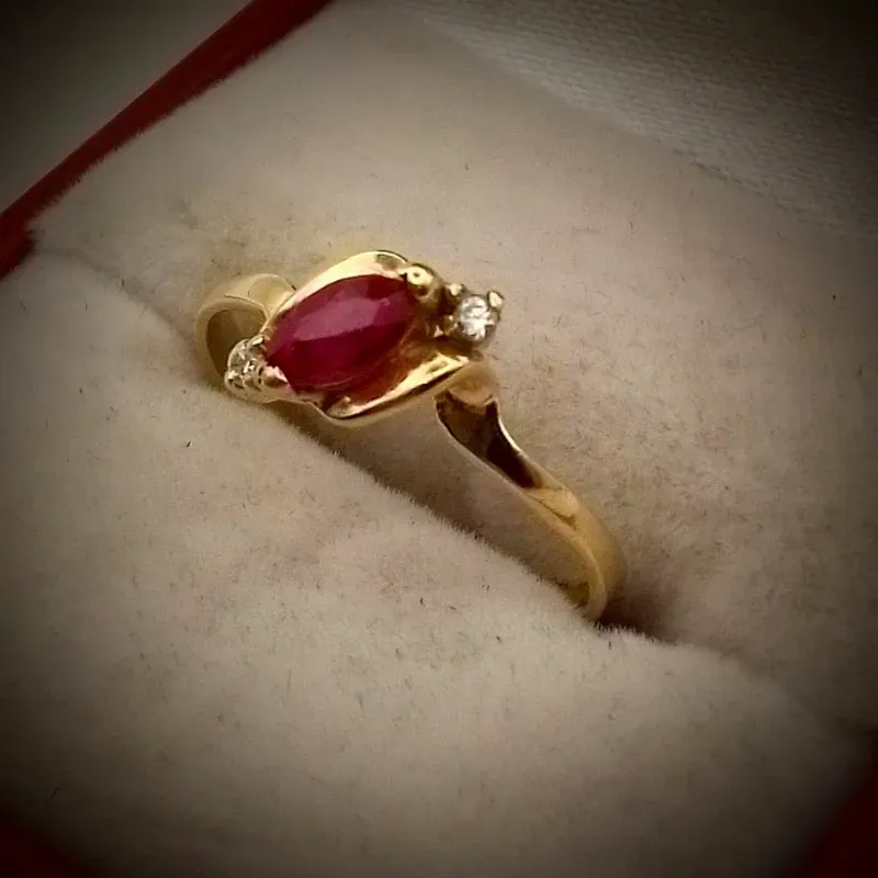 Anillo Con una Almendra Roja y dos Circones blancos