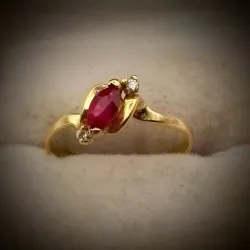 Anillo Con una Almendra Roja y dos Circones blancos