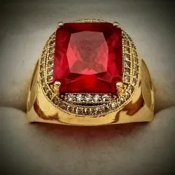 Anillo con volumen con gema roja rectangular