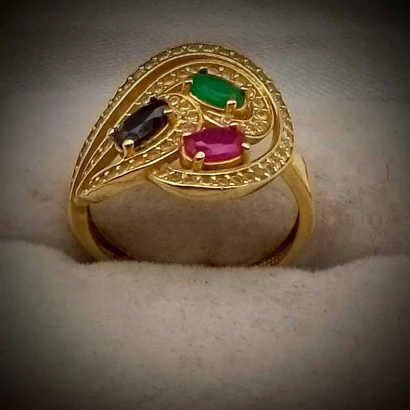 Anillo Con Volumen Con Gemas Preciosas