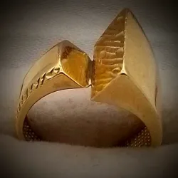 Anillo Con Volumen en Forma de V