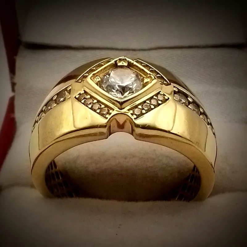 Anillo Con Volumen Tejido por Dentro Con Circones Blanco