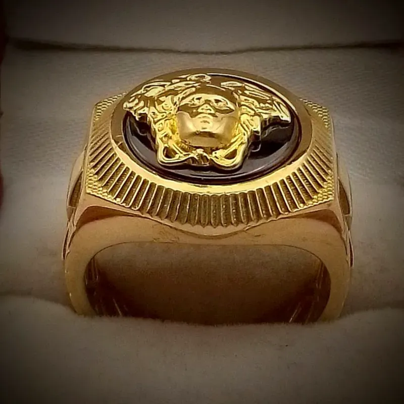 Anillo Con Volumen Versace Con Malla en el interior