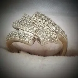 Anillo con volumen y brillantes