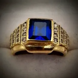 Anillo con zafiro cuadrado y brillantes pequeños