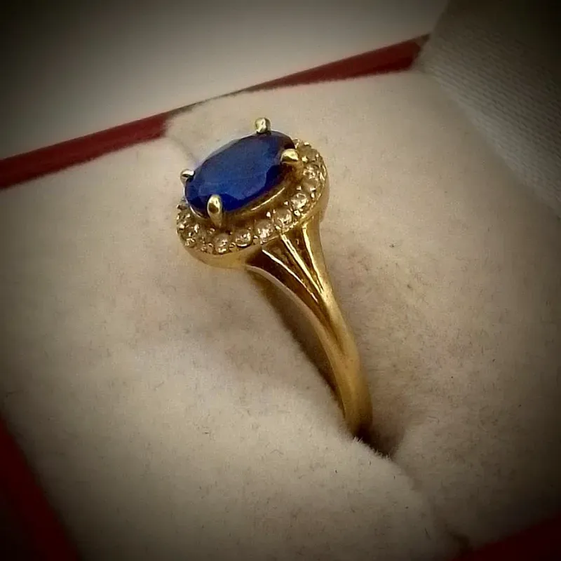 Anillo Con Zafiro y Circones Blancos alrededor