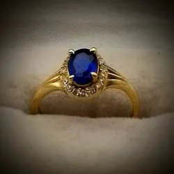 Anillo Con Zafiro y Circones Blancos alrededor