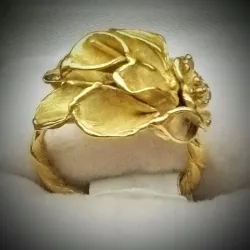 Anillo corrugado estilo flor