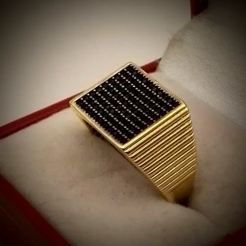 Anillo Cuadrado Con Circones Negros Pequeños