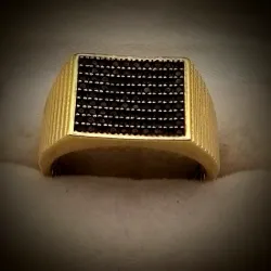 Anillo Cuadrado Con Circones Negros Pequeños