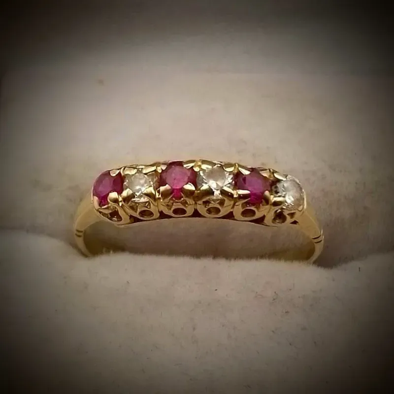 Anillo Con Circones Blancos y Rojo Fuerte