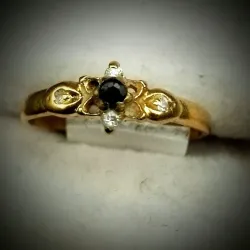 Anillo de una florecita con un zafiro