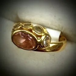 Anillo elegante con gema ovalada rosa