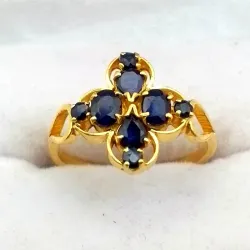 Anillo en forma de flor con zafiros 22k