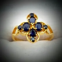 Anillo en forma de flor con zafiros