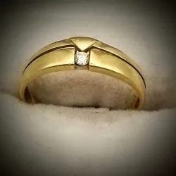 Anillo en forma de triangulo con brillos