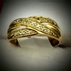 Anillo entrelazado con brillante