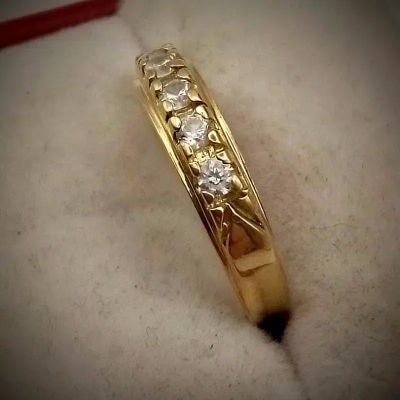 Anillo Estilo Alianza Con 5 Circones Blancos Redondos