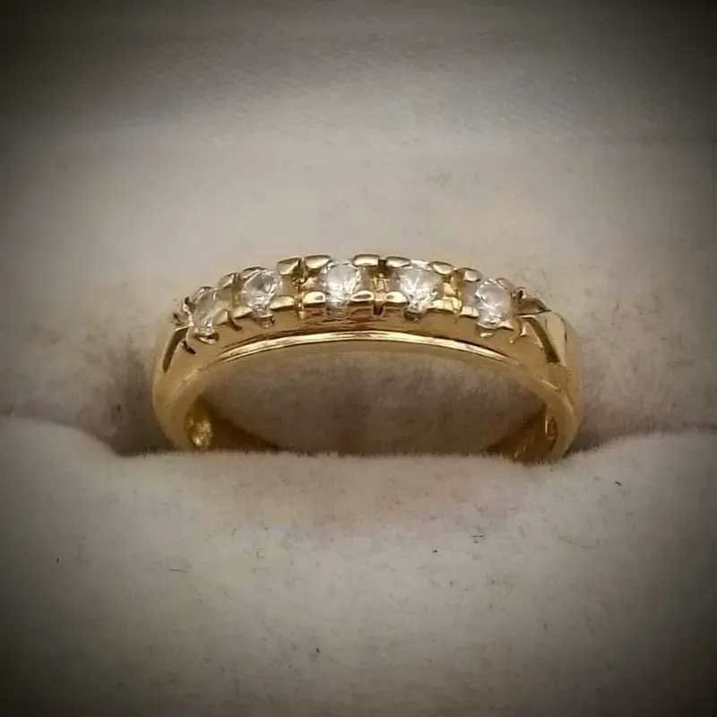 Anillo Estilo Alianza Con 5 Circones Blancos Redondos