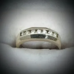 Anillo estilo alianza con brillante