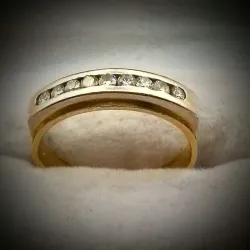Anillo Estilo Alianza Con Brillantes 18K