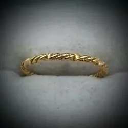 Anillo Estilo Alianza Corrugada Sencilla Exclusiva 18K