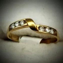 Anillo estilo cintillo con brillantes