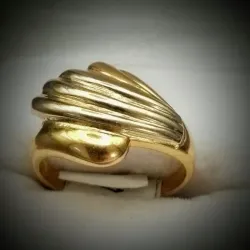 Anillo estilo concha con oro blanco y amarillo