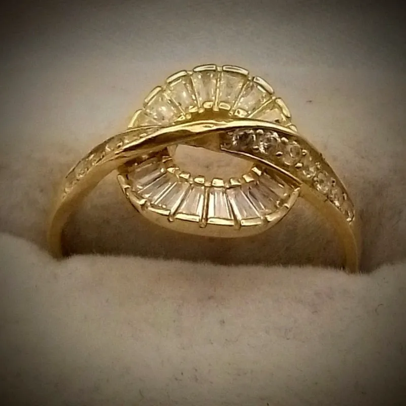 Anillo Exclusivo Con baguette y Circones Blancos haciendo un Círculo