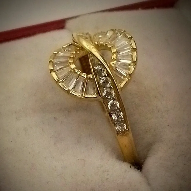 Anillo Exclusivo Con baguette y Circones Blancos haciendo un Círculo