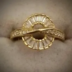 Anillo Exclusivo Con baguette y Circones Blancos haciendo un Círculo