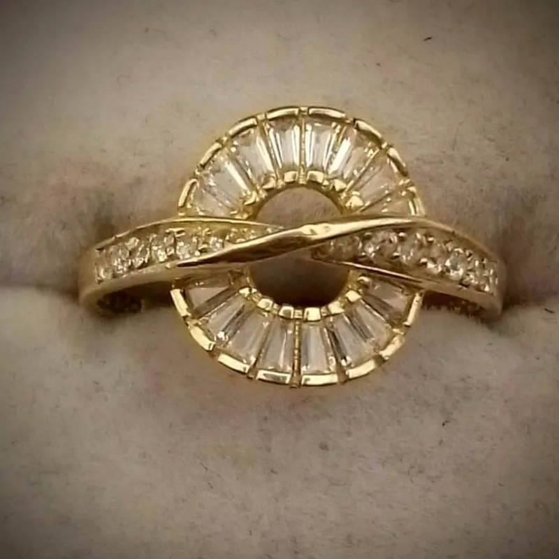 Anillo Exclusivo Con baguette y Circones Blancos haciendo un Círculo