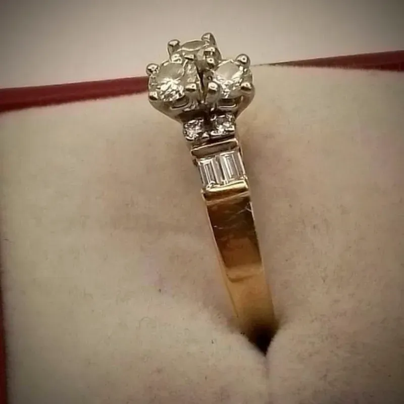 Anillo Exclusivo Con Brillantes Grandes em Baguette