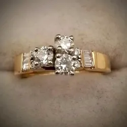 Anillo Exclusivo Con Brillantes Grandes em Baguette