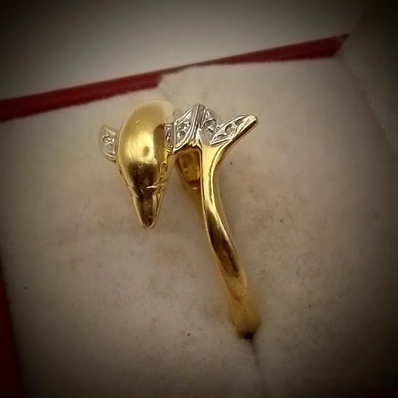 Anillo Exclusivo Con Delfín En Relieve Combinado con Oro Blanco