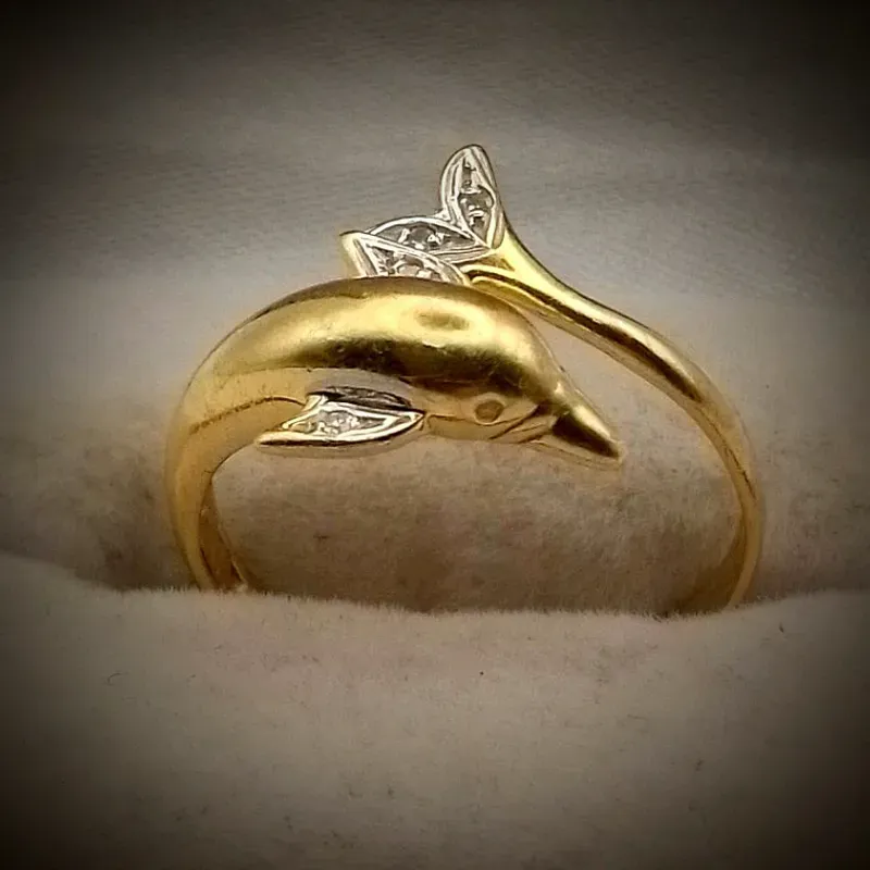 Anillo Exclusivo Con Delfín En Relieve Combinado con Oro Blanco