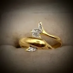 Anillo Exclusivo Con Delfín En Relieve Combinado con Oro Blanco