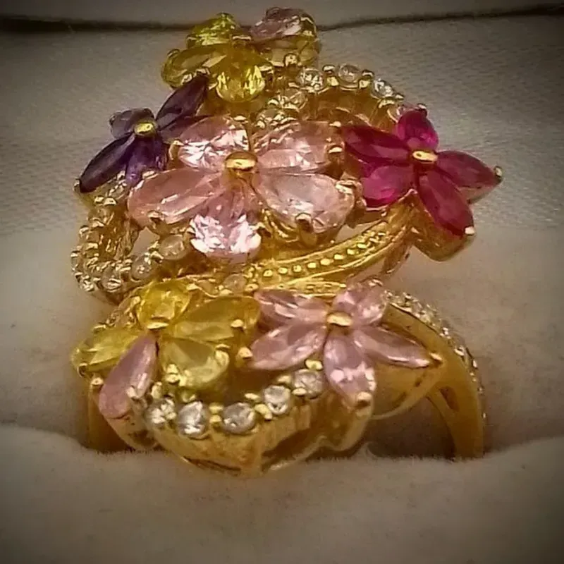 Anillo Exclusivo Con Diferentes Gemas de Colores