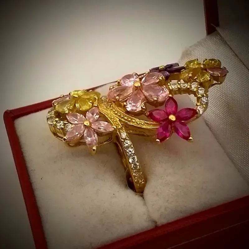 Anillo Exclusivo Con Diferentes Gemas de Colores