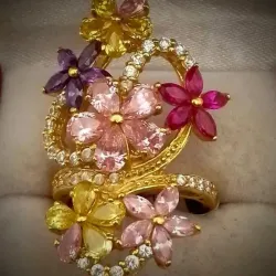 Anillo Exclusivo Con Diferentes Gemas de Colores