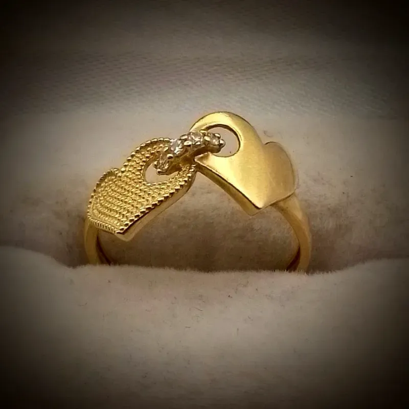 Anillo Exclusivo Con Dos Corazones Uno Liso y El otro Corrugado