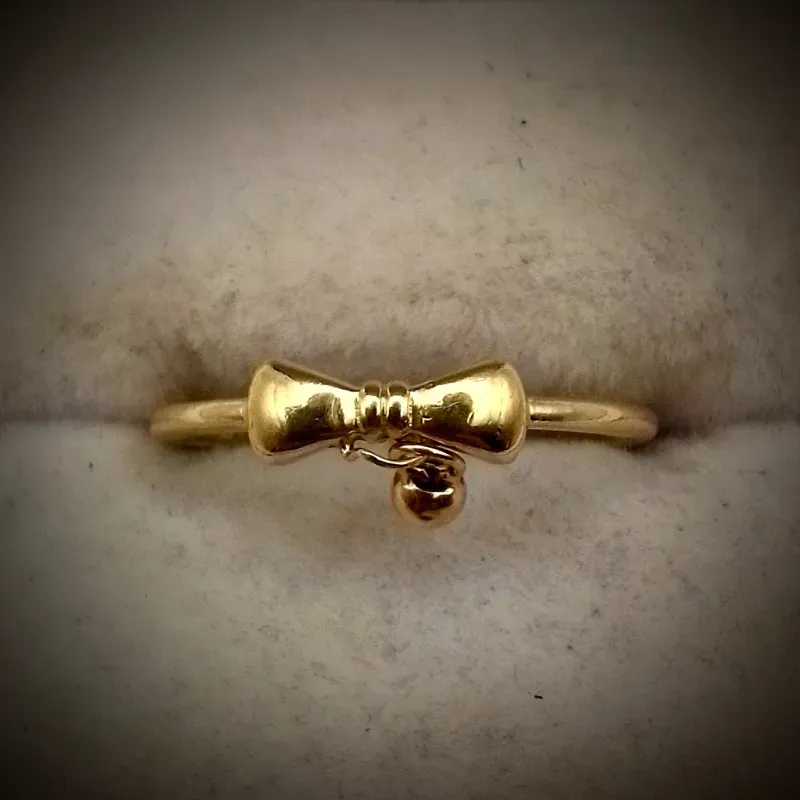 Anillo Exclusivo Con una Corbata y Colgando una bolita