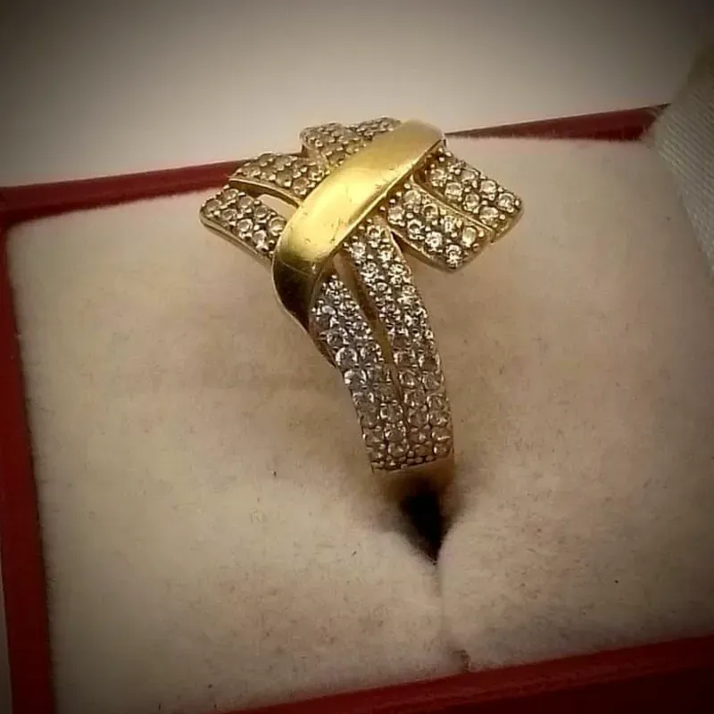 Anillo Exclusivo Con Volumen Con Circones Blancos