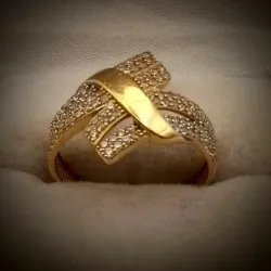 Anillo Exclusivo Con Volumen Con Circones Blancos