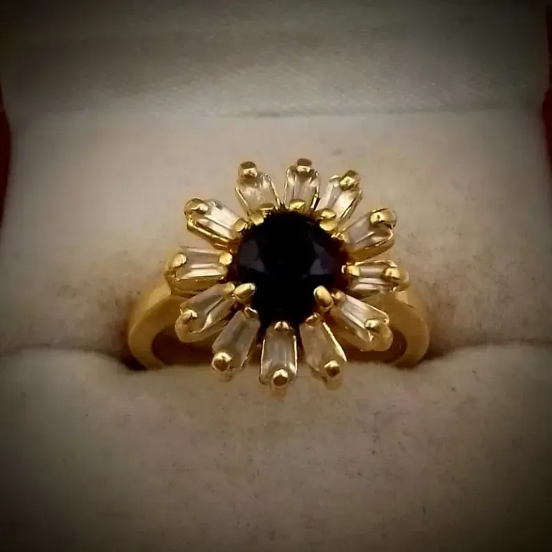 Anillo Exclusivo en Forma de Flor Con Zafiro y Baguette en Color Blanco