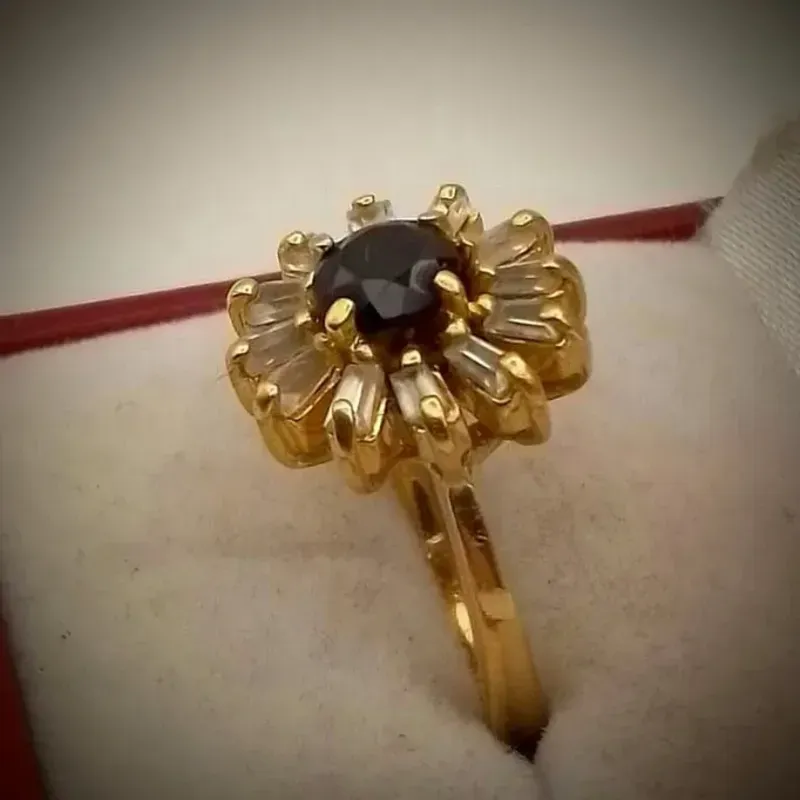 Anillo Exclusivo en Forma de Flor Con Zafiro y Baguette en Color Blanco