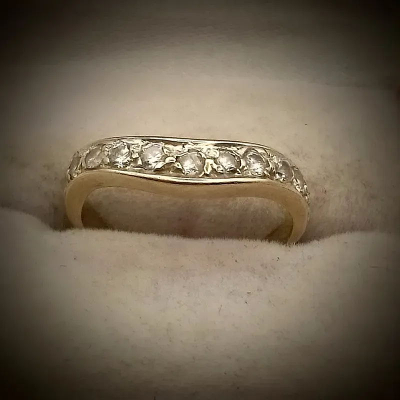 Anillo Exclusivo en Forma de Ola con Brillantes